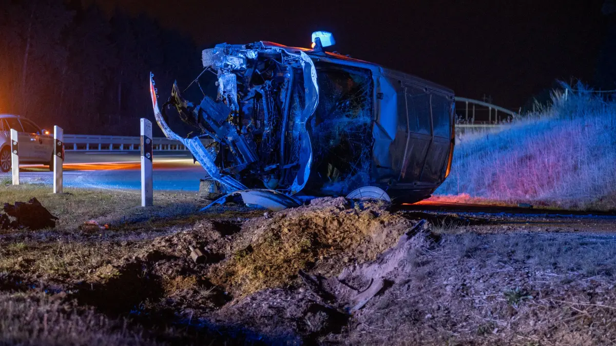 Unfall auf der Autobahn A10 nahe Tesla: Ein Transporter kracht gegen ein Schild und überschlägt sich mehrfach.