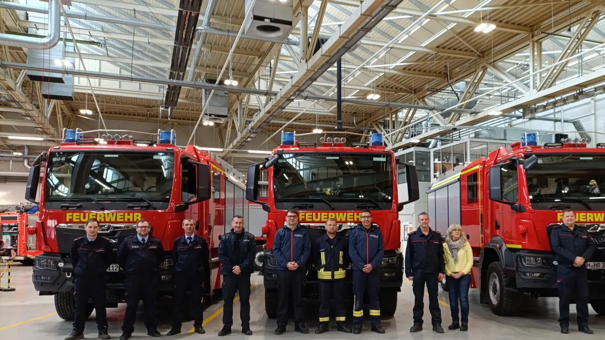 Drei von fünf neuen Feuerwehrfahrzeugen wurden an die Einsatzkräfte in Gartz ausgeliefert, sie ersetzen jahrzehntelange Technik. Zwei weitere Fahrzeuge folgen.