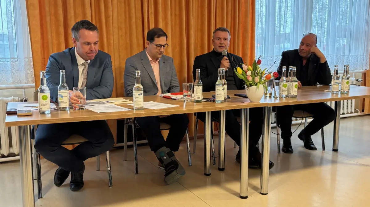 Die vier Bewerber um das Amt des Landrats in Ostprignitz-Ruppin bei der ersten Fragerunde zur Wahl (von rechts): Torsten Arndt (AfD), Ralf Reinhardt (SPD) und die beiden Einzelbewerber Ronald Mundt und Thomas Kresse.