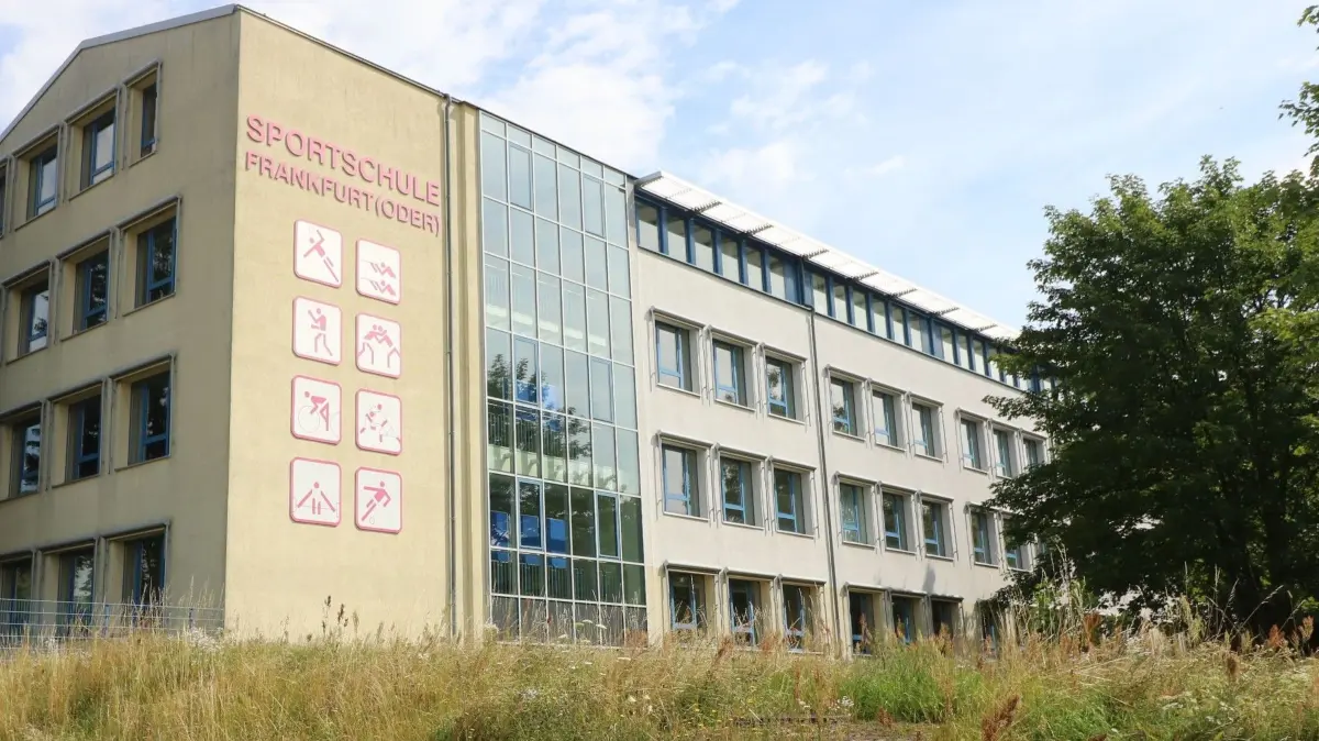 In Reaktion auf Vorwürfe gegen eine Lehrkraft hat die Schulleitung der Sportschule Frankfurt (Oder) einen Brief an Schülern und Eltern geschickt. Was ist dazu bekannt und was sagt das Bildungsministerium? (Archivbild)