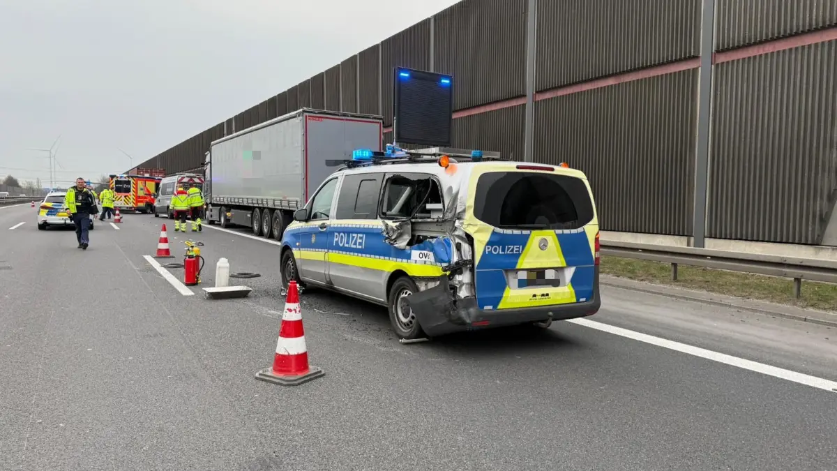 EIn Streifenwagen der Polizei Berlin ist bei einem Einsatz auf der Autobahn A10 in einen Unfall verwickelt worden.
