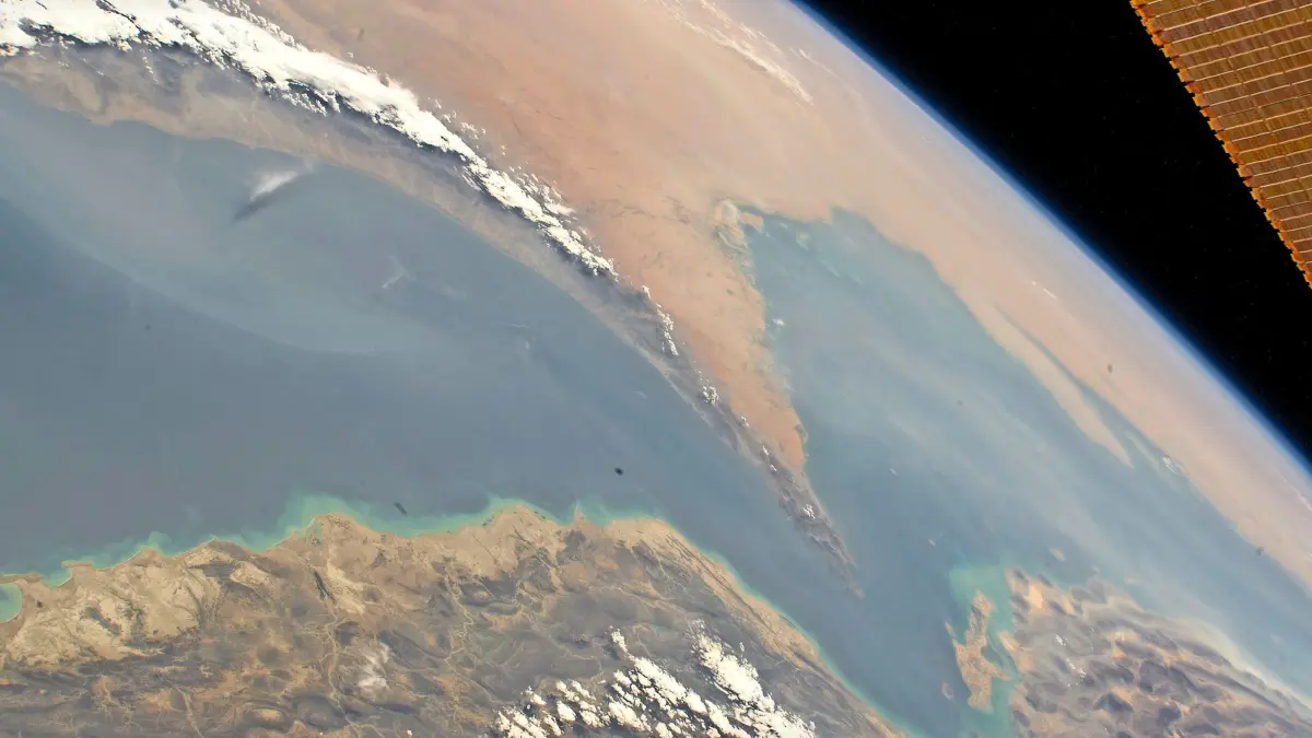 HANDOUT - 18.08.2022, ---, Straße von Hormus: Die von der Nasa erstellte Satellitenaufnahme zeigt die Straße von Hormus, die den Golf von Oman (l) mit dem Persischen Golf (r) verbindet. Drohungen aus dem Iran, langsame Hilfen, kein verlässlicher Schutz: Knapp zwei Wochen nach Beginn des Kriegs im Iran zeichnet sich an der wichtigen Ölroute durch die Straße von Hormus keine Entspannung ab. (zu dpa: «Eskorten für Öltanker am Golf: Komplex und höchst riskant») Foto: -/Nasa/dpa - ACHTUNG: Nur zur redaktionellen Verwendung und nur mit vollständiger Nennung des vorstehenden Credits +++ dpa-Bildfunk +++
