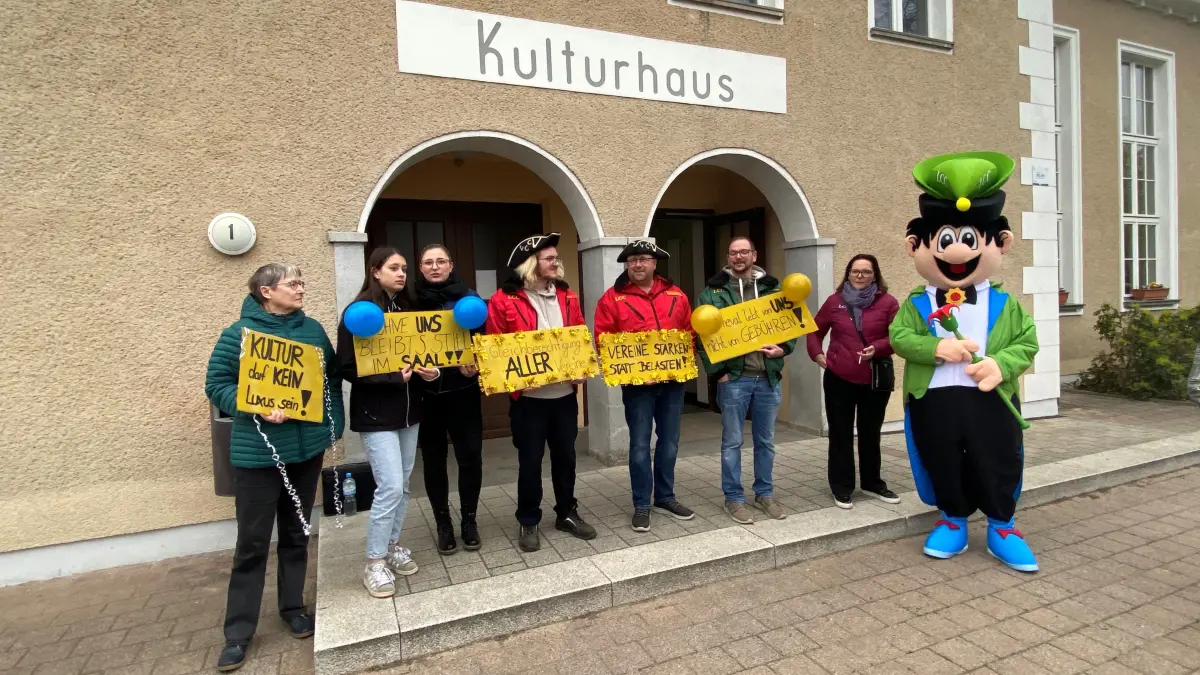 Demo vor dem Kulturhaus Lebus