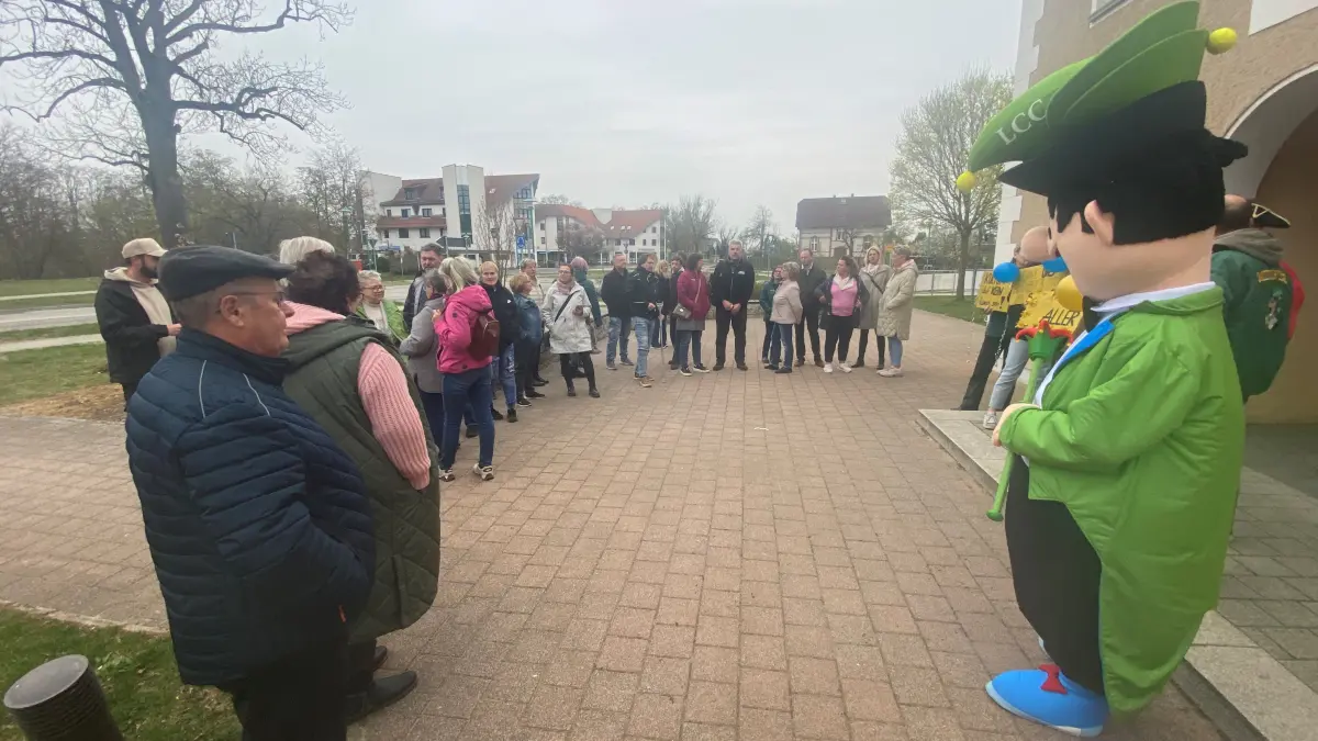 Demo vor dem Kulturhaus Lebus