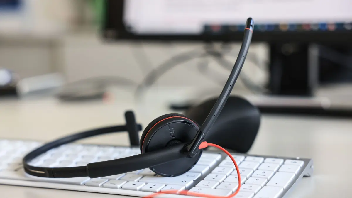 Servicehotline: ARCHIV - 06.11.2023, Nordrhein-Westfalen, Düsseldorf: Ein Headset liegt in einem Büro der Finanzverwaltung auf einer Tastatur. (zu dpa: «Neue Hotline hilft bei Nachlassfragen in Nordrhein-Westfalen») Foto: Oliver Berg/dpa +++ dpa-Bildfunk +++
