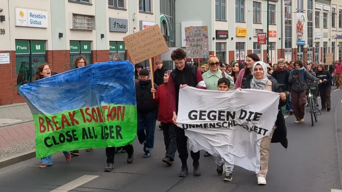 Demonstration gegen Bezahlkarte in Eberswalde: Rund 100 Menschen nahmen am Dienstagnachmittag (14.4.) am Demonstrationszug teil.
