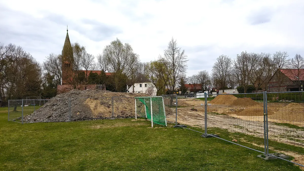 Baustelle Dorfgemeinschaftshaus am Sportplatz in Parstein. In der Nähe wurde Munition gefunden, die über 80 Jahre alt ist.