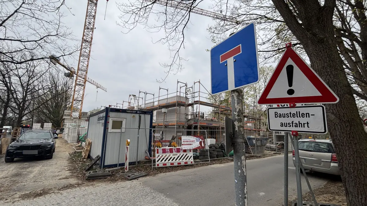 Baustelle in der Sackgasse: Arbeiter sind seit Tagen dabei, Material zu sichern. Denn der Bau der Seniorenresidenz "Am Sandkrug" in Glienicke wurde vorerst eingestellt. Der künftige Betreiber der Einrichtung, Michael Bethke, bleibt aber optimistisch.