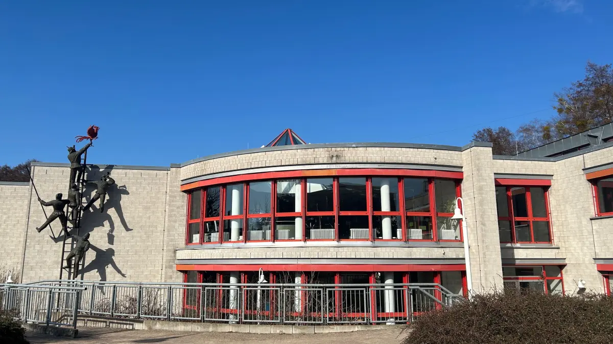 In der Leitstelle NordOst in Eberswalde laufen Notrufe aus den Landkreisen Barnim, Uckermark und Oberhavel ein. Wie sieht der Alltag zwischen Unfällen und Notrufen für die Mitarbeiter aus?