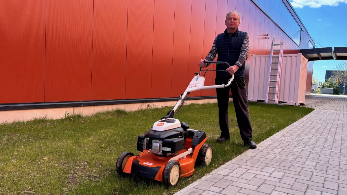 Der Rentner Axel Großmann arbeitet in der Firma seines Sohnes als Gärtner und mäht unter anderem den Rasen. Abfälle fallen dabei nicht an, weil er etwa den dortigen Kompost nutzen kann.