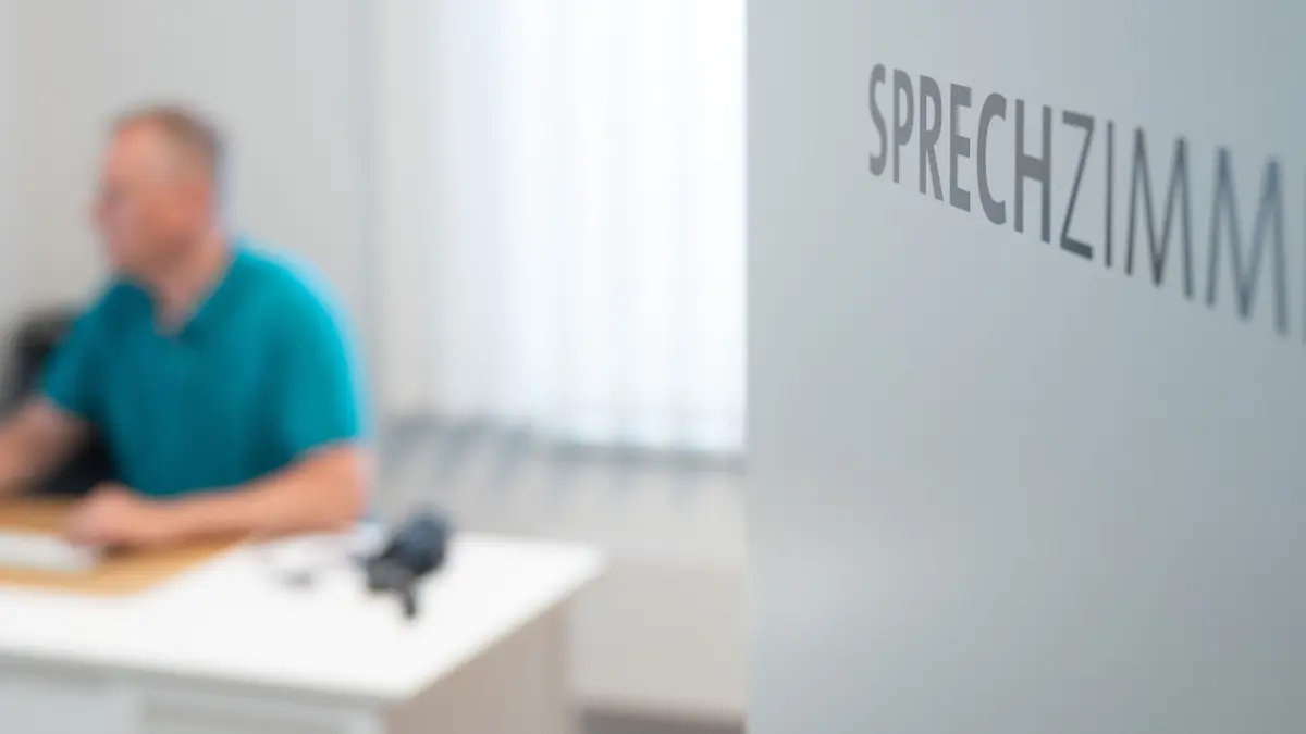 Ein Hausarzt sitzt in einem Sprechzimmer seiner Hausarztpraxis an einem Schreibtisch und arbeitet am Computer. In Leipzig wird heute der 129. Deutsche Ärztetag eröffnet. Der Präsident der Bundesärztekammer, Reinhardt, unterstützte Pläne der neuen Bundesregierung, ein Primärarztsystem einzuführen. Das heißt, dass Patienten in der Regel zunächst eine Hausarztpraxis aufsuchen. +++ dpa-Bildfunk +++
