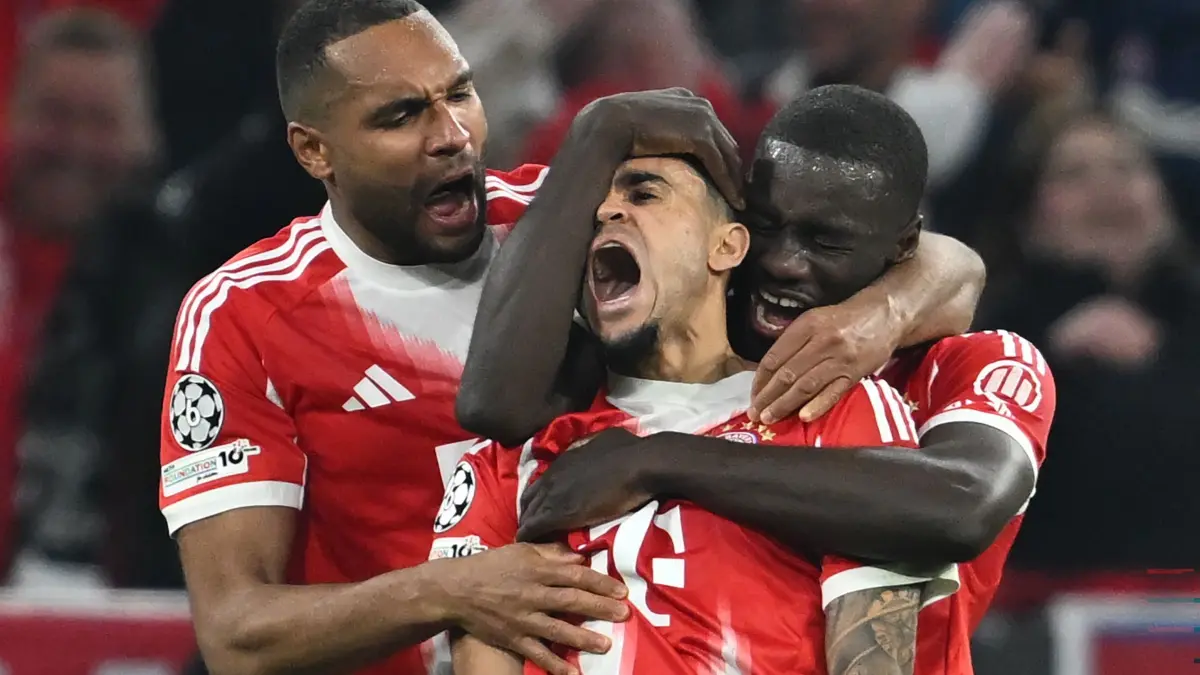 Bayern München - Real Madrid: 15.04.2026, Bayern, München: Fußball, Männer: Champions League, Bayern München - Real Madrid, K.o.-Runde, Viertelfinale, Rückspiele, Allianz Arena, Luis Diaz (M,Bayern München) feiert mit Dayot Upamecano (r, Bayern München) und Jonathan Tah (Bayern München) nach seinem Tor zum 3:3. Foto: Sven Hoppe/dpa +++ dpa-Bildfunk +++