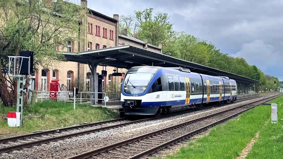 Ein dieselbetriebener Zug vom Typ Talent im Bahnhof Müncheberg. Welche Auswirkungen haben die steigenden Kraftstoffkosten für den Betrieb der RB26?