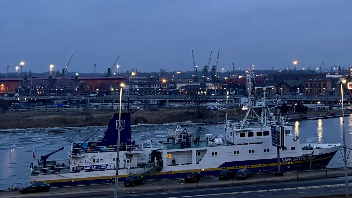 Stettin, Polen: Blick in der Dämmerung von der Hakenterrasse auf die Hafeninsel Łasztownia. Rot beleuchtet (r,) das neue Maritim-Museum. Danebn drei historische Hafenkräne.