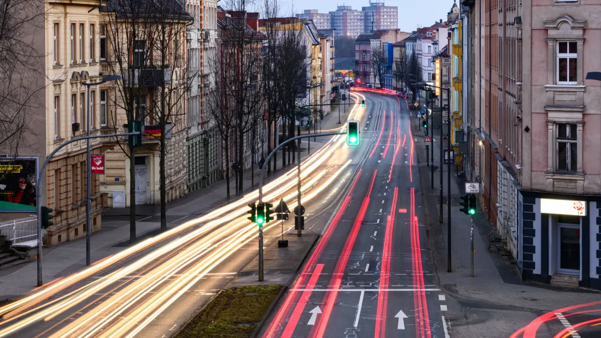 Berufsverkehr in der Leipziger Straße in Frankfurt (Oder), aufgenommen mit Langzeitbelichtung: Die Viadrina will lokale Unternehmen bei der Digitalisierung begleiten.