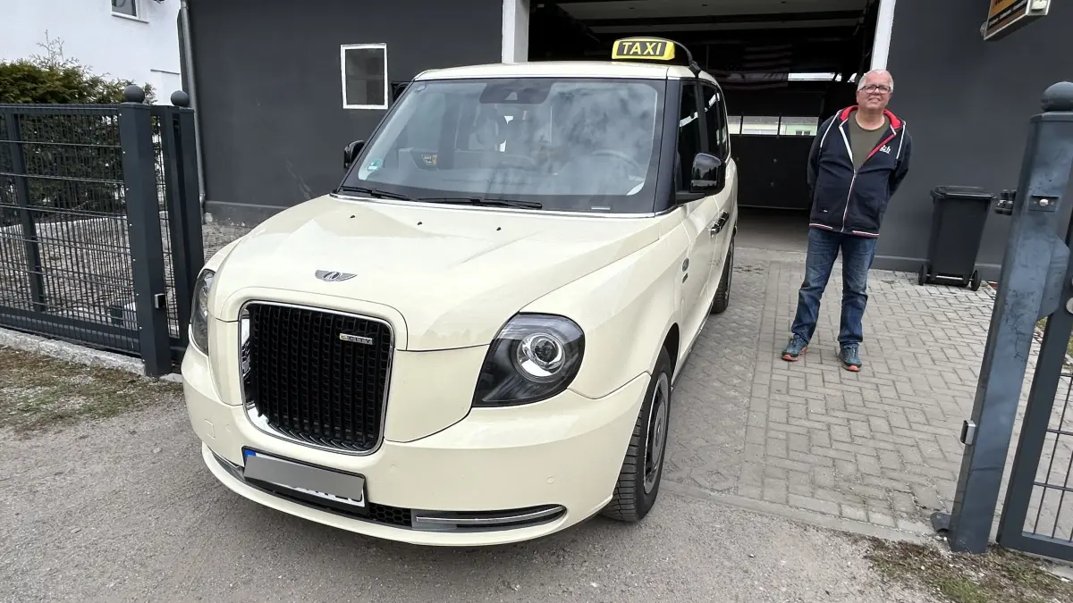 Das London Taxi aus Fürstenwalde. Eigner Guido Podstawa ist stolz auf sein Kultauto.