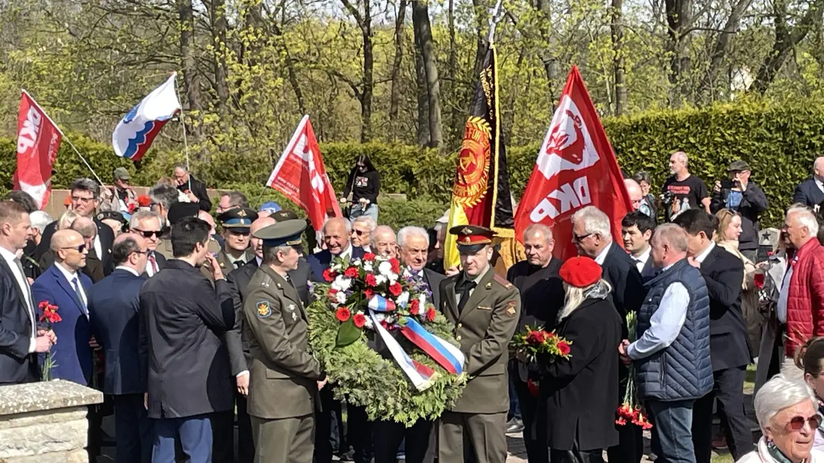 Gedenken an die Gefallenen der Schlacht um die Seelower Höhen vor 81 Jahren. Die Botschafter von Russland, Kirgisien und Belorussland legten am Ehrenmal Seelow Kränze nieder.