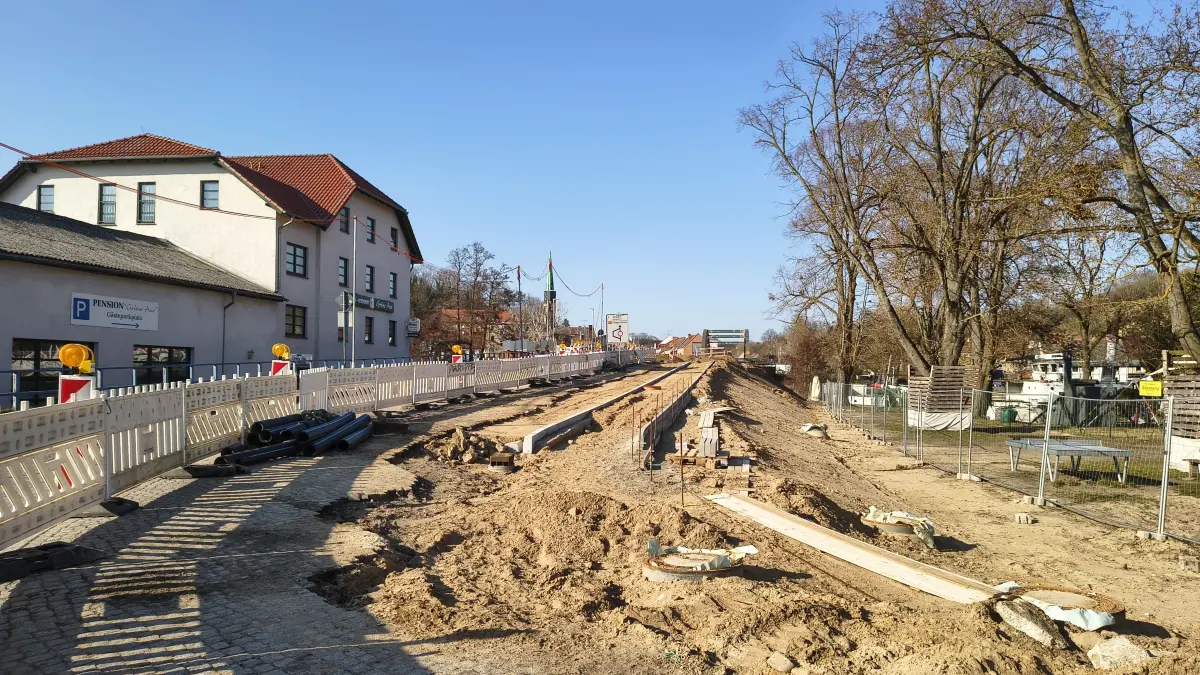 Oderbergs Dauerbaustelle in Höhe der Hermann-Seidel-Straße im März 2026. Wie lange wird das Brückenprovisorium noch in Kauf genommen werden müssen?