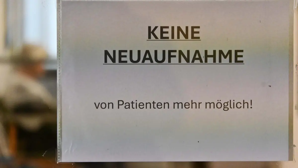 Symbolfoto Arztpraxis: Symbolfoto: In einer Hausarztpraxis hängt ein Schild mit der Aufschrift "Keine Neuaufnahme von Patienten mehr möglich!" Solche Schilder findet man inzwischen vielerorts in Arztpraxen.