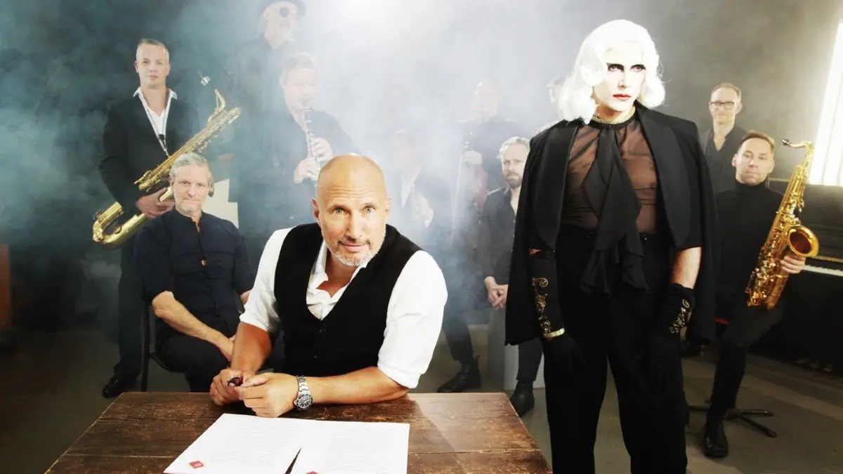 Bringen in Altlandsberg Volker Kutschers Roman "Der nasse Fisch" auf die Bühne: das Moka Efti Orchestra, Schauspieler Benno Fürmann (m.) und Le Pustra (r.)