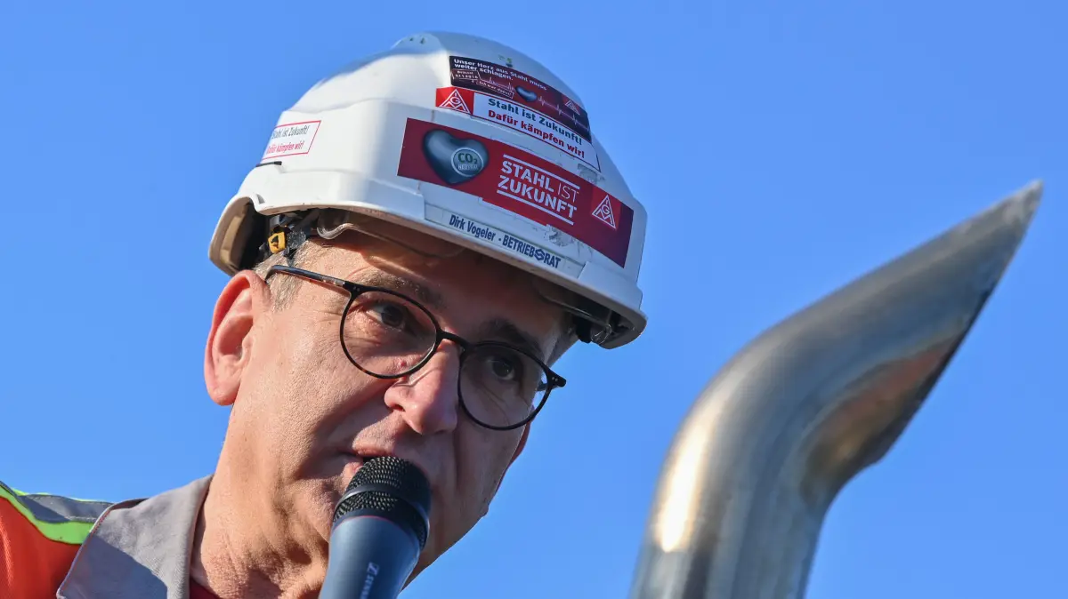 Dirk Vogeler, Betriebsrat vom Stahlunternehmen ArcelorMittal Eisenhüttenstadt GmbH, spricht auf einem Warnstreik zu den Beschäftigten. Nach zwei ergebnislosen Verhandlungen in der Tarifrunde der ostdeutschen Stahlindustrie erhöht die IG Metall den Druck auf die Arbeitgeberseite und rief zu Warnstreiks auf. Am Morgen hatten Beschäftigte im ArcelorMittal-Stahlwerk in Eisenhüttenstadt von 6.00 bis 8.00 Uhr die Arbeit niedergelegt, um ihre Forderung nach einem fairen und guten Tarifergebnis zu untermauern. Die IG Metall fordert für die Beschäftigten in der ostdeutschen Stahlindustrie eine Erhöhung der Monatsentgelte um 8,2 Prozent. +++ dpa-Bildfunk +++