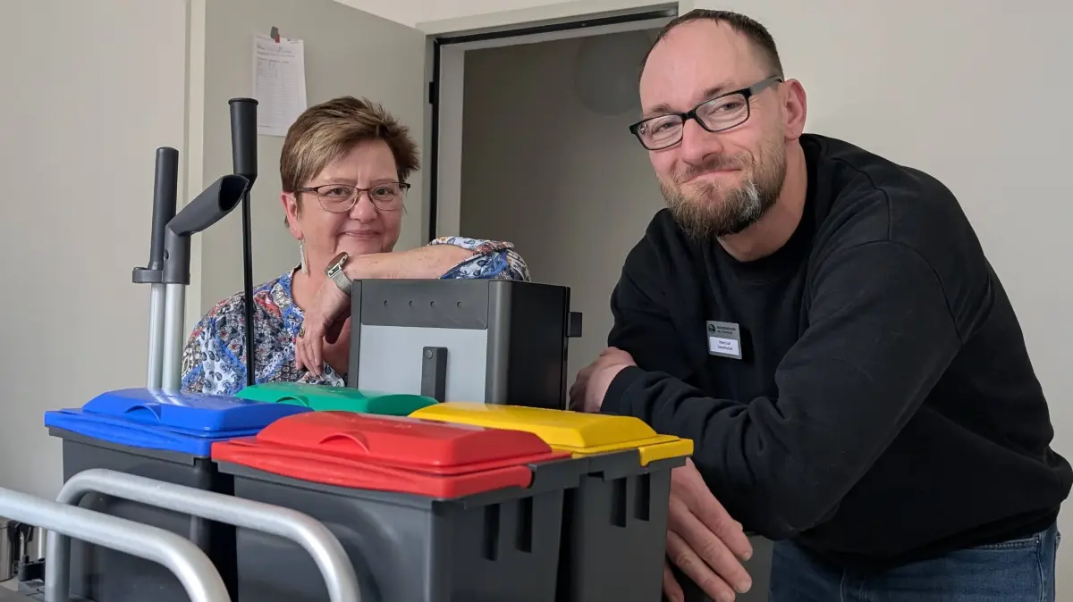 Gabriele Stüdemann, Leiterin der Hauswirtschaft, und Robert Gall bilden ein engagiertes Team in der Nachsorgeklinik am Straussee.
