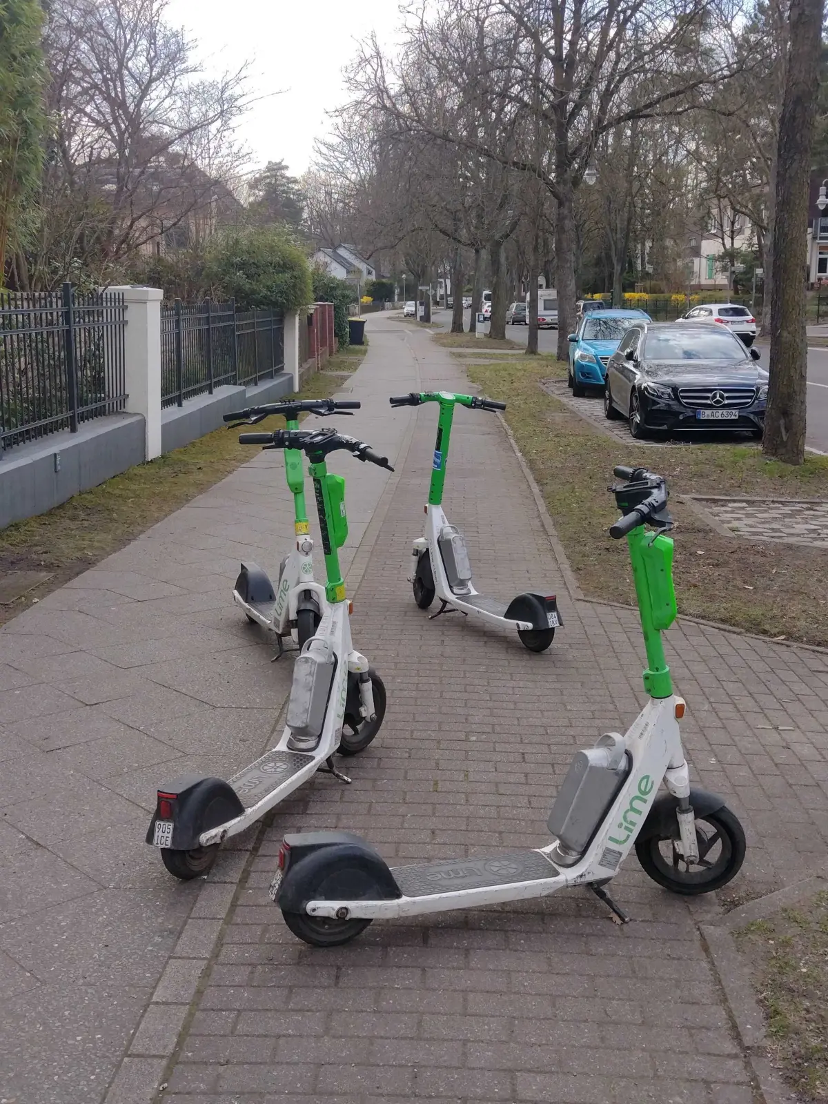 Parkende E-Roller blockieren auf dem Maximiliancorso in Fronau einen Fahrradweg.