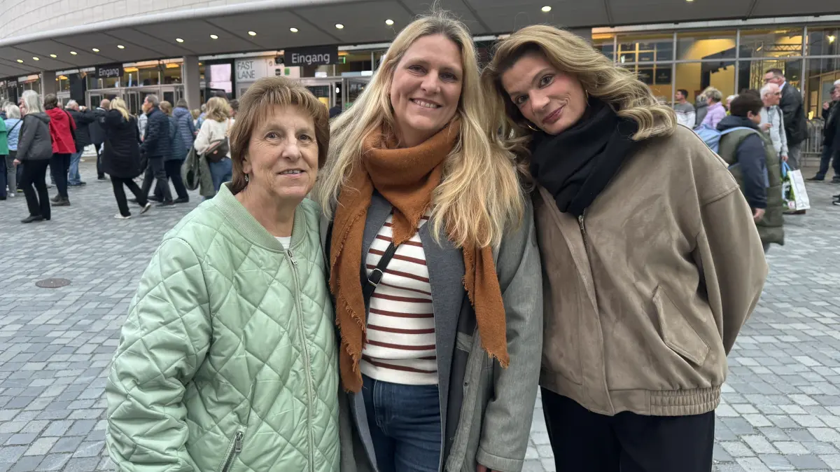 „Seine Konzerte sind ganz toll“, sagen Uschi (v.l.), Anja und Simone über Howard Carpendale vor der Show in der Uber Arena. Sie wissen, wovon sie sprechen.