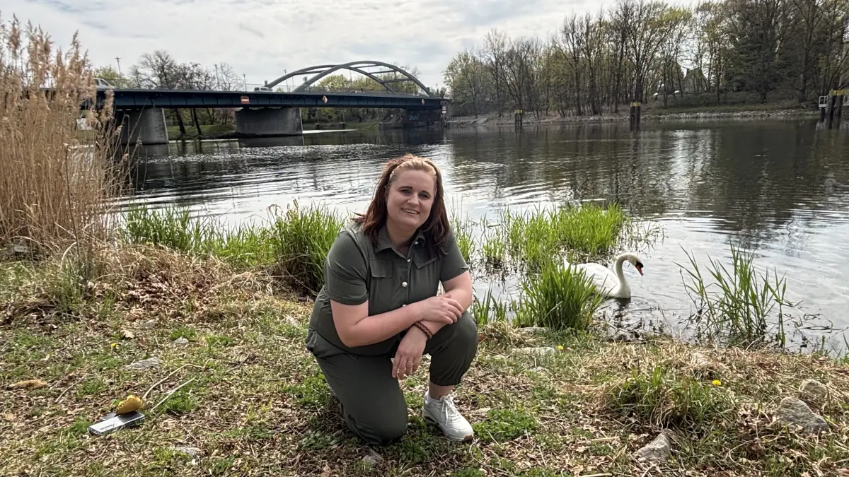 Am Spreeufer vor der Spreebrücke: Jennifer Skutnik aus Fürstenwalde ist bei der aktuellen Staffel von „Deutschland sucht den Superstar“ (DSDS) dabei. Was sich die Kandidatin von der Gesangs-Castingshow erhofft.