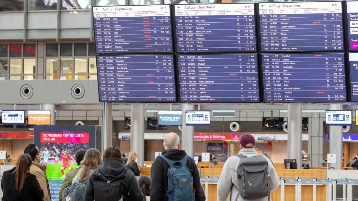 Hamburger Flughafen: ARCHIV - 10.04.2026, Hamburg: Gestrichene Flüge sind auf einer Anzeigentafel im Flughafen zu sehen. (zu dpa: «Mehr als 60 Flugausfälle in Hamburg wegen Streiks») Foto: Bodo Marks/dpa +++ dpa-Bildfunk +++