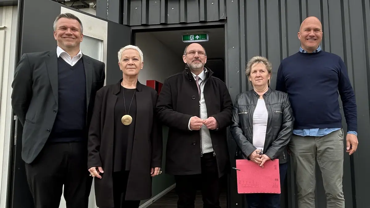 Lokaltermin vor einer ehemaligen Flüchtlingsunterkunft in Wittstock. Hier will die Ruppiner Klinikgesellschaft ein provisorisches Ärztehaus betreiben.