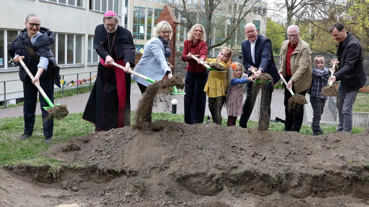 Packten alle beim Spatenstich mit an: Bernadeta Schäfer vom Denkmalschutzamt, Weihbischof Matthias Heinrich, Architektin Ines Zeschke, Lena Przybilla von Hedi, Pater Theo, Hr. Hoffmann von der Pfarrerei Frankfurt (Oder) und Andreas Roth, Erzbistum Berlin sowie einige Kinder von der Kita.