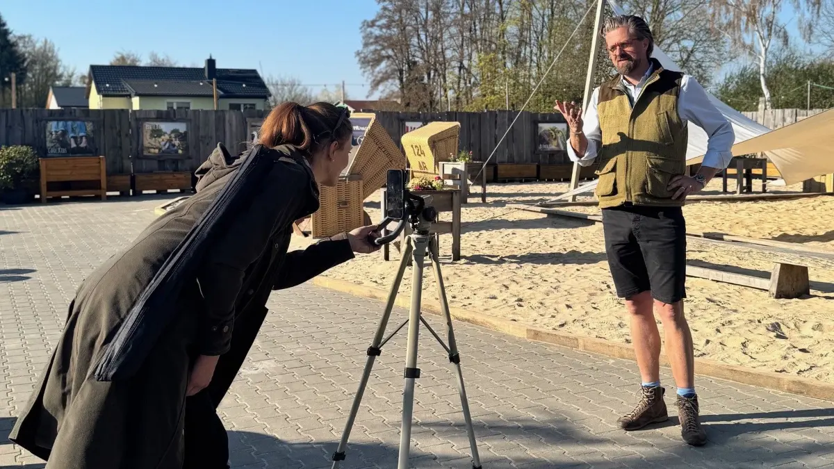 Cesalie Voigts ist für die Reels vom Spargelhof in Kremmen verantwortlich. Vor der Kamera steht ihr Mann und Geschäftsführer Malte Voigts, der mal witzig und pointiert, dann wieder sachlich und detailliert über das Leben und Arbeiten auf dem Hof berichtet. Das steckt hinter den virtuellen Auftritten.