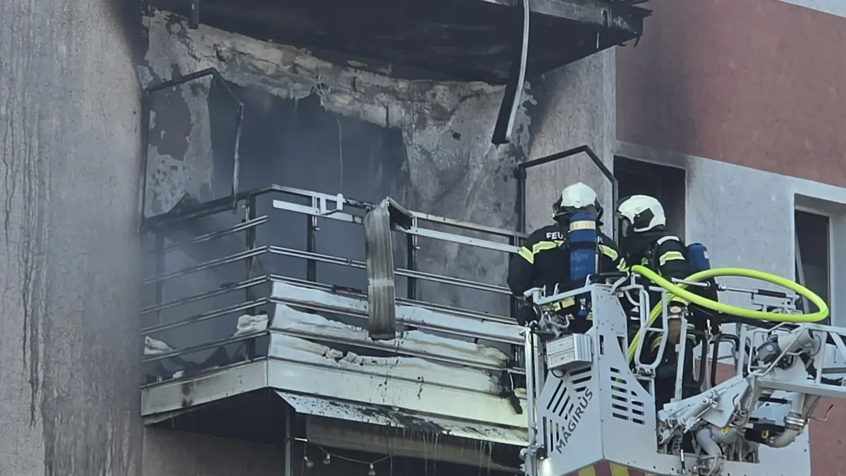 Löscharbeiter an der Berliner Straße in Schwedt am 17.4.2026. Dort stand nach einer Explosion eine Wohnung in Flammen.