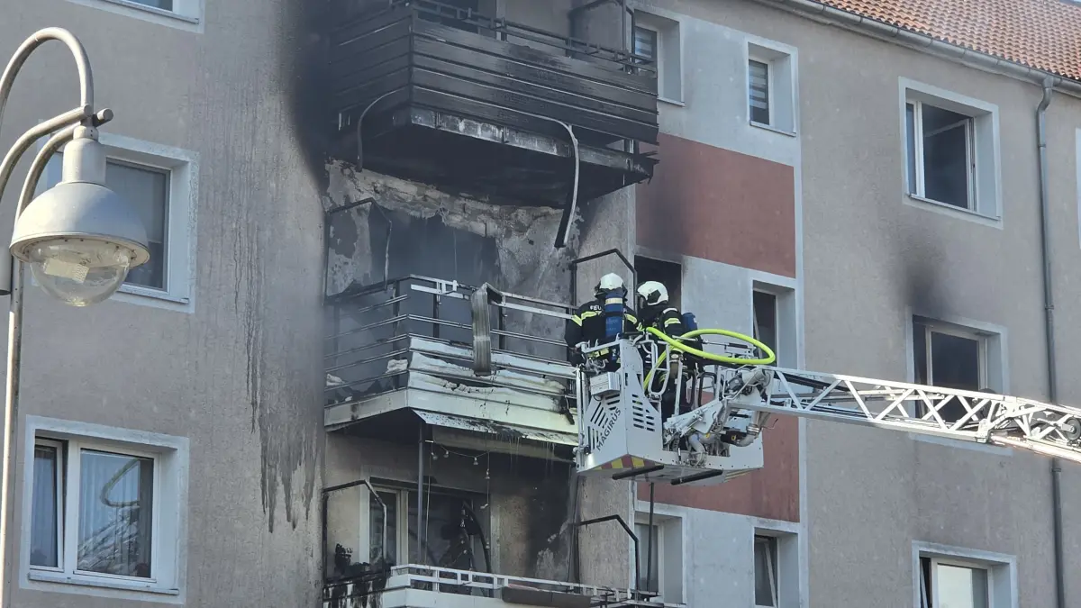Löscharbeiter an der Berliner Straße in Schwedt am 17.4.2026. Dort stand nach einer Explosion eine Wohnung in Flammen.