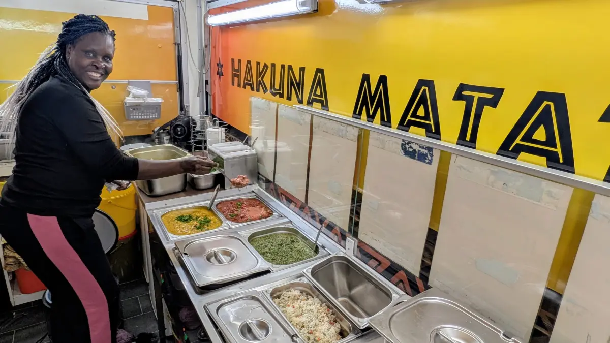 Kenianische Spezialitäten gibt es auf dem Schlossgut Altlandsberg am Stand von Hakuna Mata. Die gebürtige Kenianerin Maureen Opolo-Schubert ist aus Dresden zum Streetfood-Festival angereist.