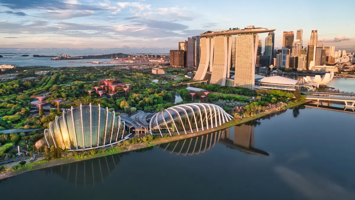 Singapur auf einen Blick. Bay-Area mit Waterfront Gardens, ikonischem Hotel, Skyline und Hafenanlagen im Hintergrund.