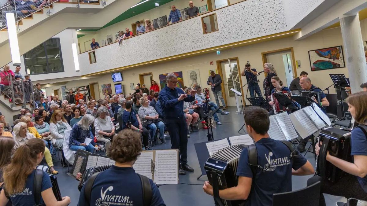 Musikinstrument des Jahres: Das Akkordeon wird in seiner ganzen Vielfalt vom Vivatum Akkordeonorchster im Rathaus Schöneiche präsentiert -- Copyright: Christian Kielmann, www.herr-kielmann.de, Mail: kielmann@web.de , Phone: +491704857125