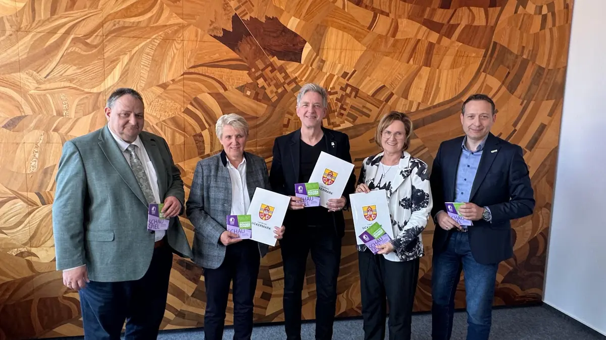 Bei der Unterzeichnung vor Ort waren Frank Bretsch, Karina Dörk, André Nicke, Annekathrin Hoppe und Silvio Moritz. Warum ist die Finanzierung für die UBS so wichtig für den Landkreis?