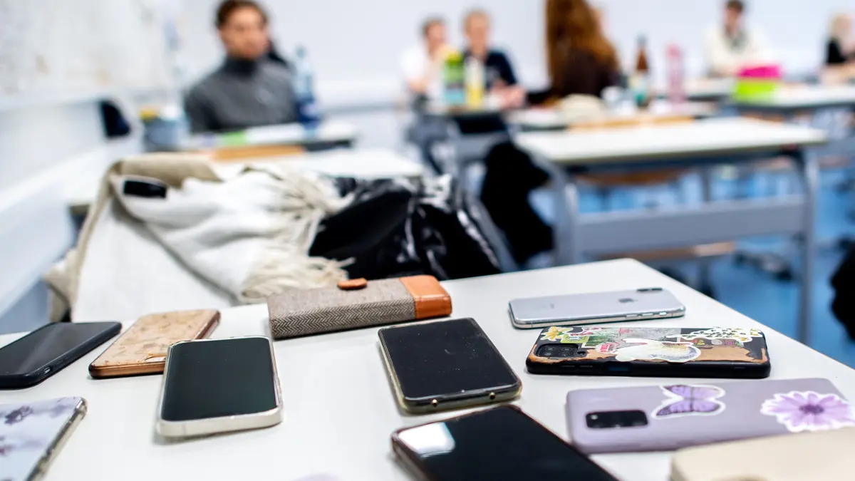 Zahlreiche Smartphones der Schülerinnen und Schüler liegen vor Beginn der schriftlichen Abiturprüfungen im Fach Geschichte auf einem Tisch in der Graf-Anton-Günther-Schule (GAG). (zu dpa: «Smartphone in der Schule - was dafür und was dagegen spricht») +++ dpa-Bildfunk +++