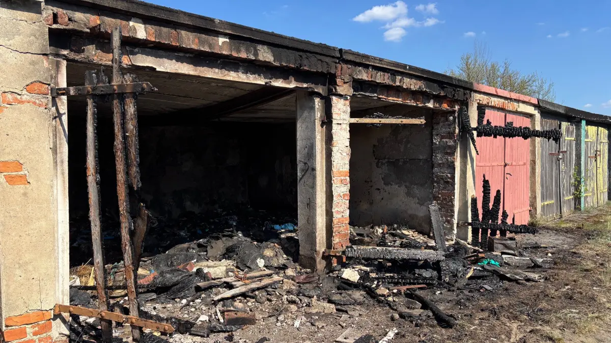 In einem Garagenkomplex in Eisenhüttenstadt war in zwei Garagen ein Feuer ausghebrochen.