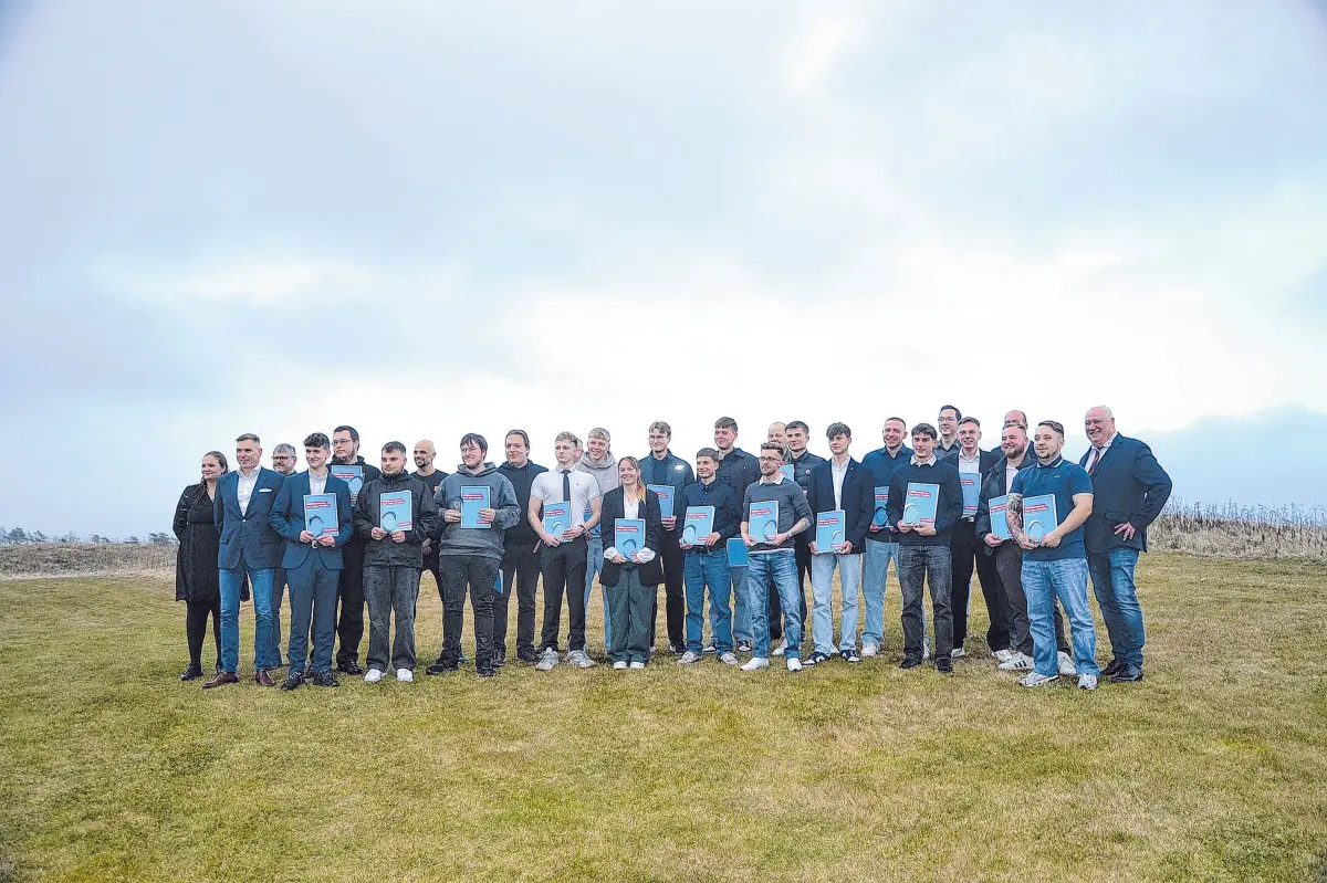 Freisprechung der SHK-Anlagenmonteure im Golfpark Schloss Wilkendorf: v.l. Romy Schröder, Matthias Bohn, die freigesprochenen Junggesellen sowie Innungsobermeister Herbert Treichel (1. v. r.). In der hinteren Reihe haben sich noch Dennis Wildner, Fabian Prill, Patrick Gidius, Bernhard Kappes, Paul Schuster und Dirk Zarling versteckt.⇥Fotos: Reinhard Witteck