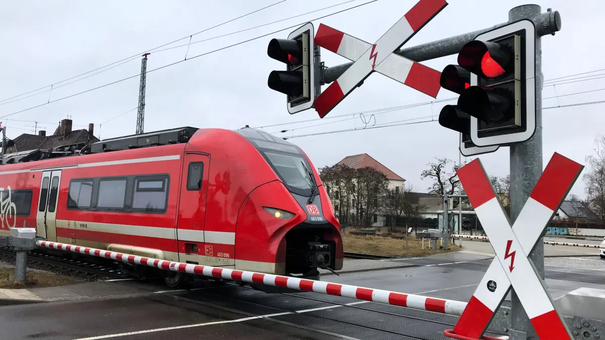 Eisenhüttenstadt. Zug der Linie RE10 von Frankfurt (Oder) nach Leipzig kurz vor dem Bahnhof Eisenhüttenstadt. 22.02.2026 Foto: Frank Groneberg