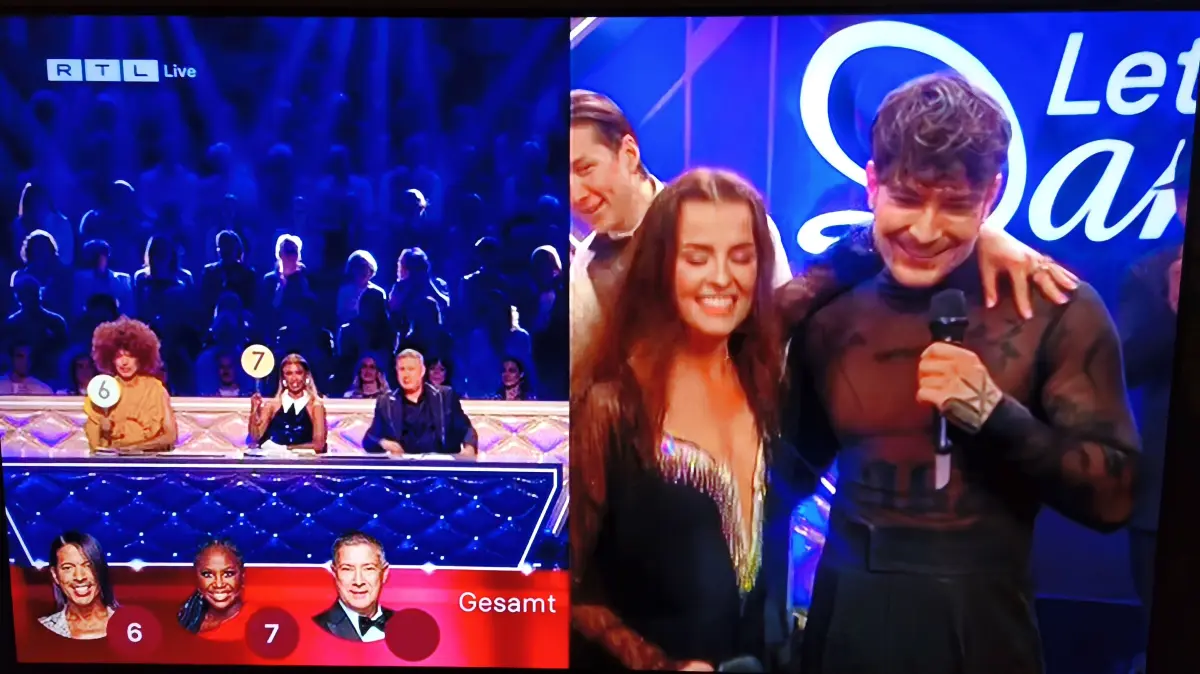 Lets Dance Kandidat Willi Banner (r.) und seine Tanzpartnerin freuen sich über die Punkte Punkte der Jury. Experte Joachim Llambi fehlt noch. Er hält bei seiner Bewertung wenig zurück.