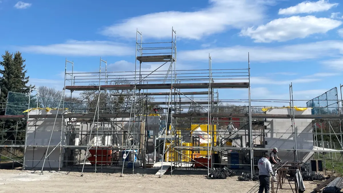 Neubau Rettungswache Kunersdorf: Die Bauarbeiten dort kommen gut voran. Notwendig sind sie, um die Anfahr-Zeiten für die Rerrer auch dort besser einzuhalten.