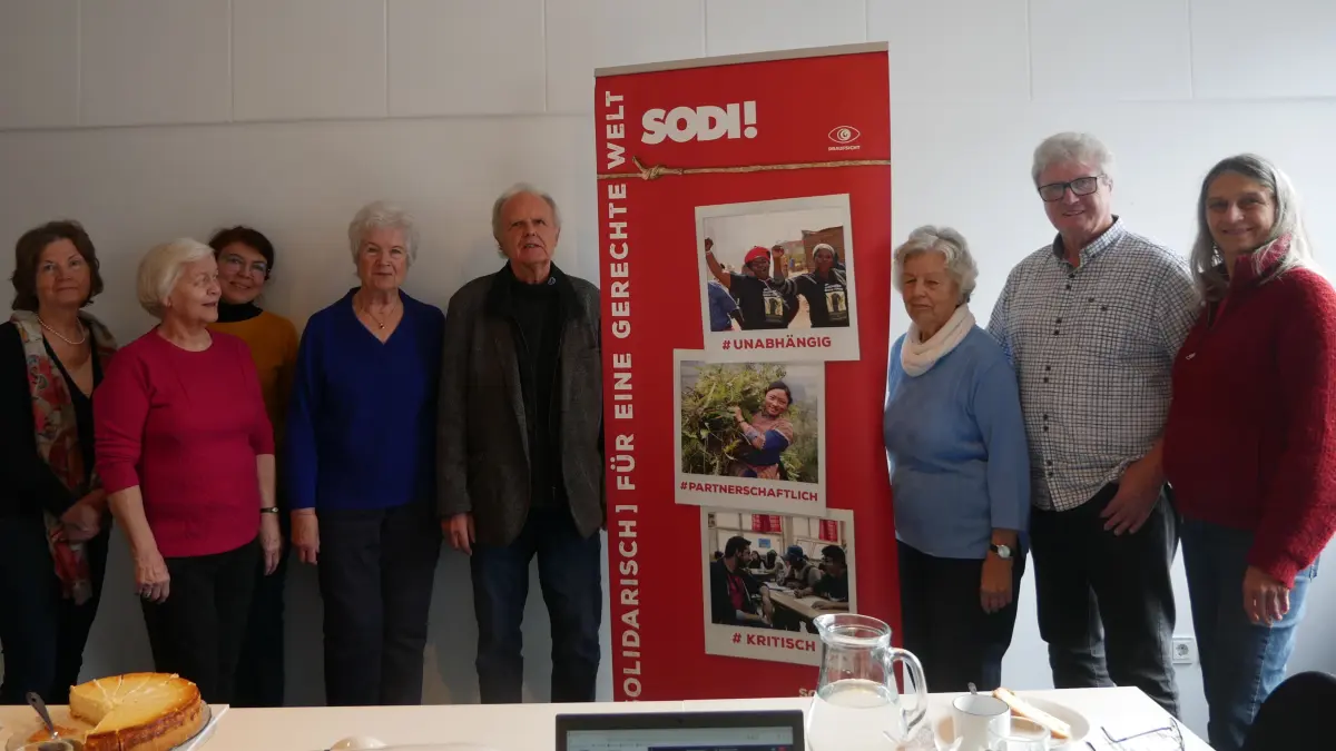 Bei Kaffee und Kuchen haben die Mitglieder der SODI-Gruppen „Entlang der Oder“ mit Geschäftsführern des SODI die diesjährige Tschernobyl-Woche vorbereitet. Zum 40. Jahrestag der Katastrophe löst sich die Gruppe auf – mit einer Reihe Dankeschön-Veranstaltungen an ihre Unterstützenden. Zu sehen sind (v.l.): Bettina Seydack, Brunhilde Burkhardt, Dr. Boryana Aleksandrova, Gisela Diefenbacher, Dr. Rolf Sukowski, Christa Dannehl, Hagen Weinberg und Carola Gast.