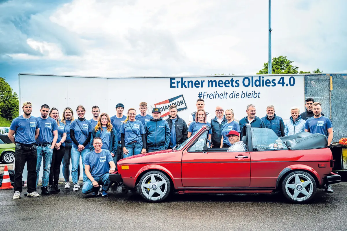 Teamwork: Das alljährliche Old- und Youngtimer-Treffen in Rüderdorf erfordert viel Herzblut und Gemeinschaftssinn. Hier ein stimmungsvolles Gruppenbild mit fast allen an der Organisation und Durchführung Beteiligten des vergangenen Jahres. ⇥Fotos: Erkner-Gruppe