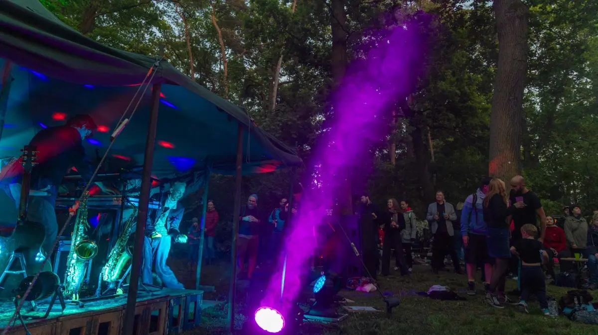 Musikfest Schöneiche bei Berlin: Besuchermagnet zum Abschluss des Musikfestes: Der Langschlenderer: Multiinstrumentalist und seit Jahren Besuchermagnet zum Abschluss des Musikfestes Copyright: Christian Kielmann, www.herr-kielmann.de, Mail: kielmann@web.de , Phone: +491704857125