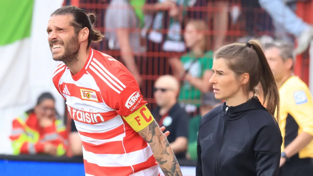 DEU, DFL, 1. FBL, 1.FC Union vs. VfL Wolfsburg, / 18.04.2026, Stadion Alte Foersterei, Berlin, DEU, DFL, 1. FBL, 1.FC Union vs. VfL Wolfsburg, im Bild: Cheftrainer Marie-Louise Eta 1.FC Union Berlin, Christopher Trimmel 1.FC Union Berlin 28, Cheftrainer Dieter Hecking VfL Wolfsburg DFL - regulations prohibit any use of Photographs as image sequences and/or quasi-video *** DEU, DFL, 1 FBL, 1 FC Union vs VfL Wolfsburg, 18 04 2026, Stadion Alte Foersterei, Berlin, DEU, DFL, 1 FBL, 1 FC Union vs VfL Wolfsburg, in the picture head coach Marie Louise Eta 1 FC Union Berlin , Christopher Trimmel 1 FC Union Berlin 28 , head coach Dieter Hecking VfL Wolfsburg DFL regulations prohibit any use of Photographs as image sequences and or quasi video nordphotoxGmbHx/xEngler nph00076