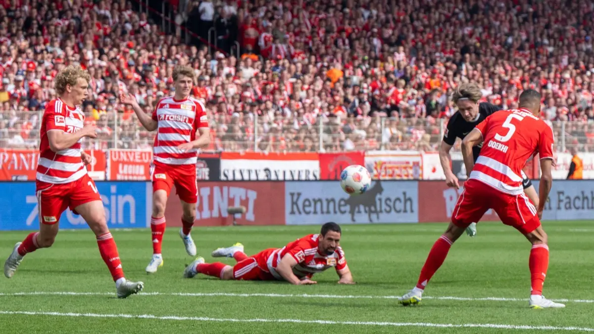 1.BL 1. FC Union - VfL Wolfsburg 2025/26: Fußball, Herren, Saison 2025/2026, 1. Bundesliga (30. Spieltag), 1. FC Union Berlin - VfL Wolfsburg, Patrick Wimmer (4. v. l., Wolfsburg) erzielt das Tor zum 0:1 gegen Torwart Frederik Rönnow (nicht im Bild, 1. FC Union), 18.04. 2026, Foto: Matthias Koch